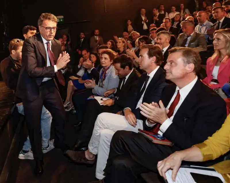 matteo renzi e carlo calenda si evitano al meeting di renew europe 