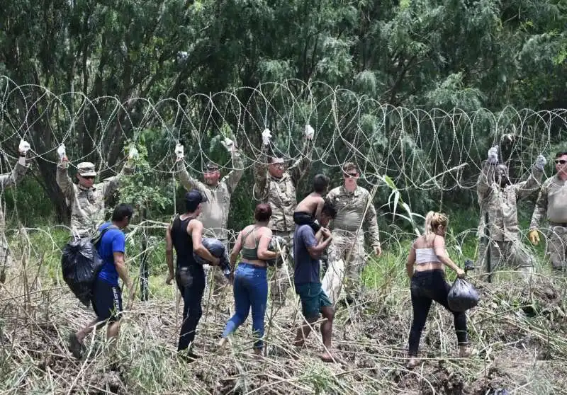 migranti messicani provano a entrare negli stati uniti 6