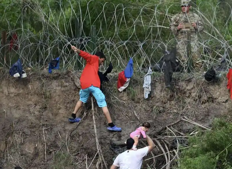 migranti messicani provano a entrare negli stati uniti 9