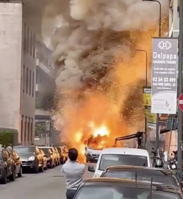 milano   esplosione di un furgone in via pier lombardo   3