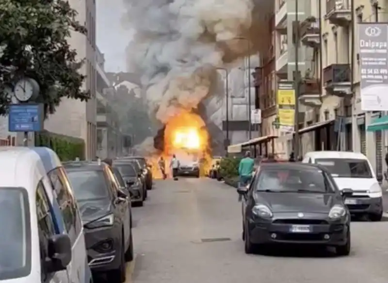 milano   esplosione di un furgone in via pier lombardo   4