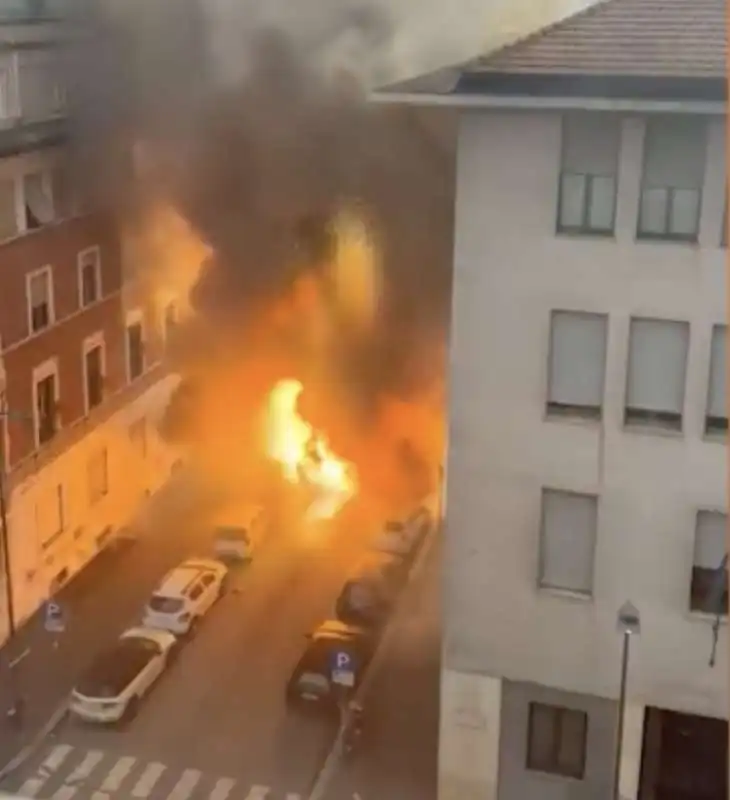 milano   esplosione di un furgone in via pier lombardo   6