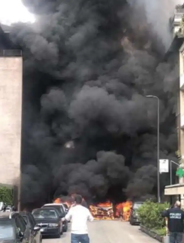 milano   esplosione in via pier lombardo   10