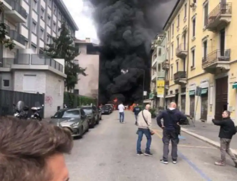 milano   esplosione in via pier lombardo   12