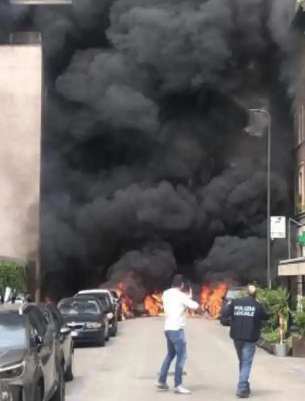 milano   esplosione in via pier lombardo   9