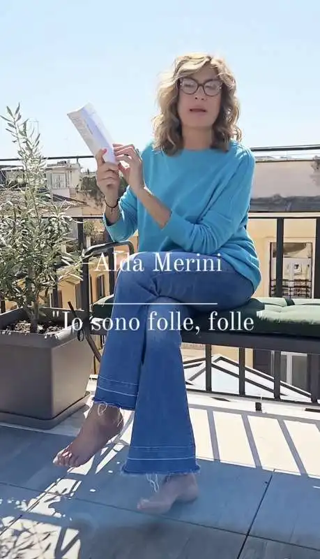 myrta merlino legge un libro sul suo terrazzo