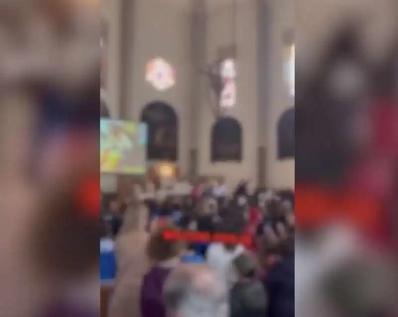 NAPOLI - IN CHIESA SI FESTEGGIA LO SCUDETTO DEL NAPOLI CANTANDO L INNO UN GIORNO ALL IMPROVVISO 