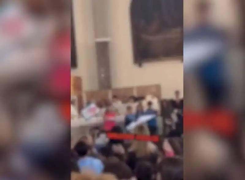 NAPOLI - IN CHIESA SI FESTEGGIA LO SCUDETTO DEL NAPOLI CANTANDO L INNO UN GIORNO ALL IMPROVVISO   