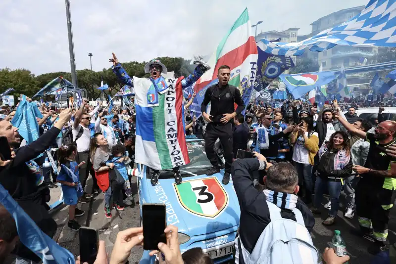 napoli tifosi festeggiano gia lo scudetto 2