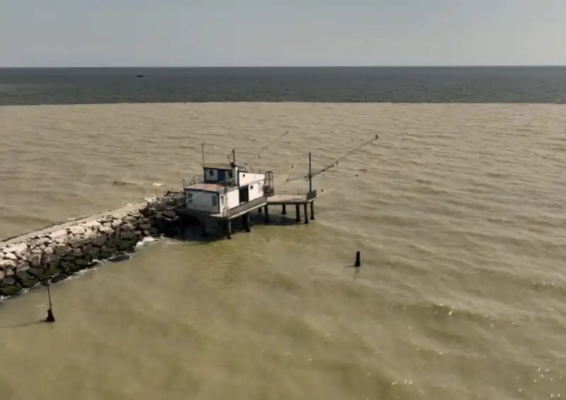 nel mare di riccione finisce il fango delle zone alluvionate 2