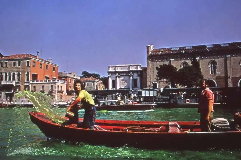 nicolas garcia uriburu colora l acqua del canal grande di verde 1