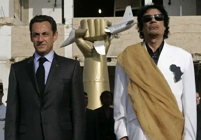 nicolas sarkozy   muammar gheddafi    3