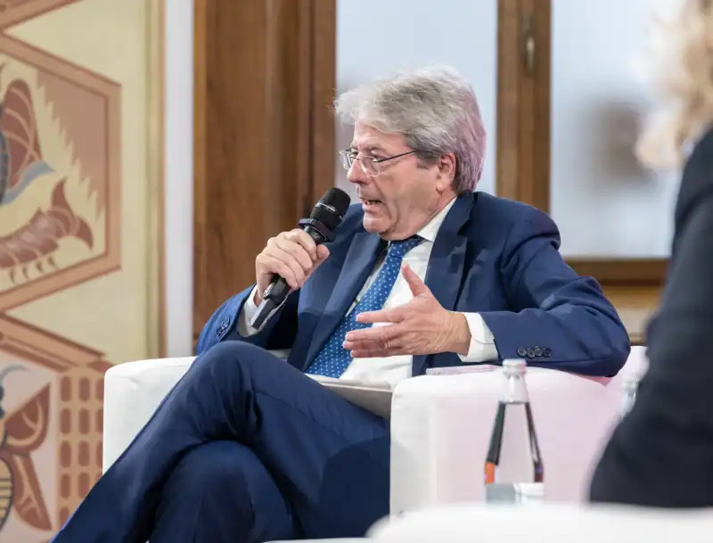 paolo gentiloni al festival dell economia di trento 1