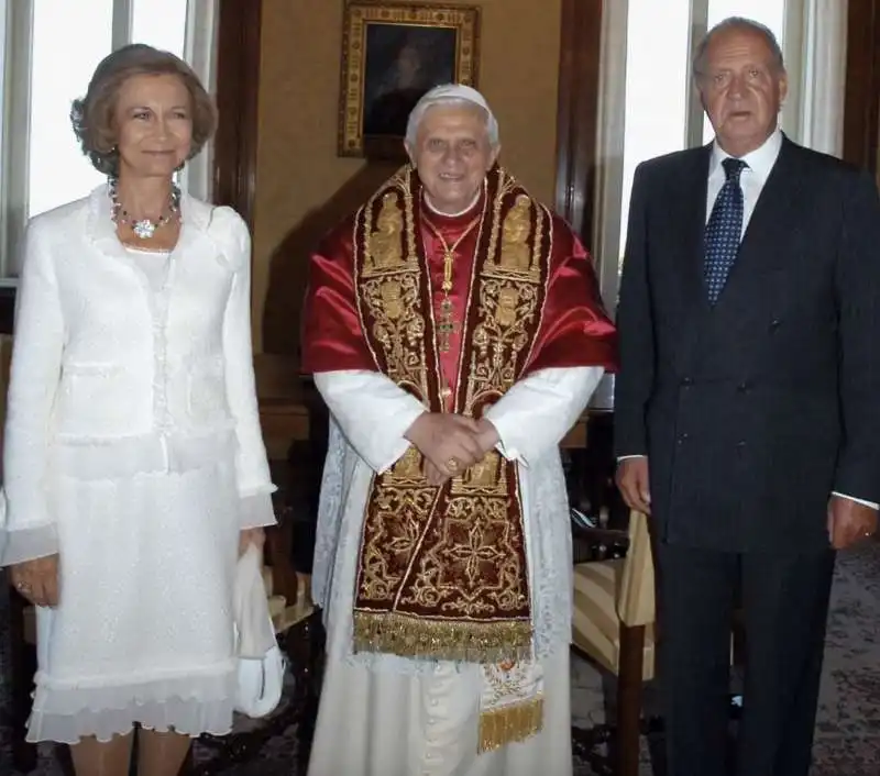 papa benedetto xvi con re juan carlos di spagna e la regina queen sofia nel 2005  