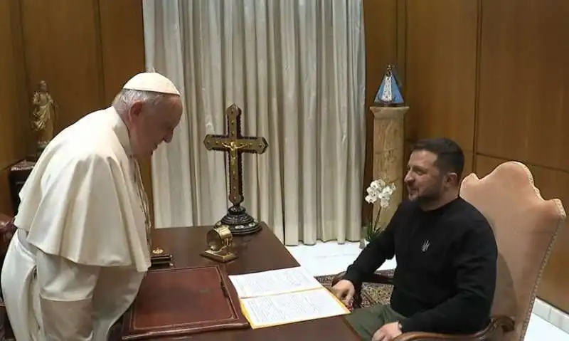 PAPA FRANCESCO CON VOLODYMYR ZELENSKY  