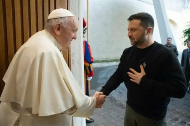 papa francesco con volodymyr zelensky 