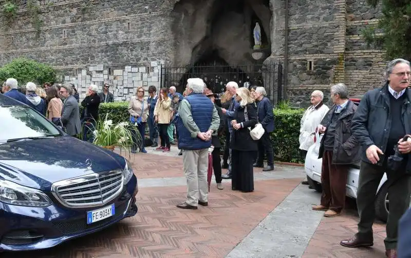 partecipanti al funerale di luciano sovena  foto di bacco (2)