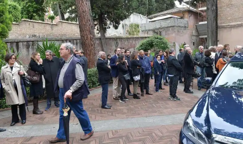 partecipanti al funerale di luciano sovena  foto di bacco (3)