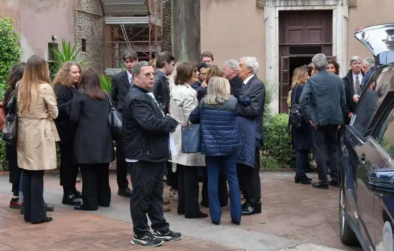 partecipanti al funerale di luciano sovena  foto di bacco (4)