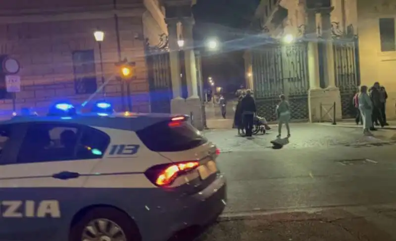 polizia all ingresso del vaticano 