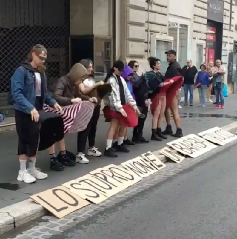 protesta del collettivo campo innocente contro luca barbareschi al teatro eliseo di roma   2