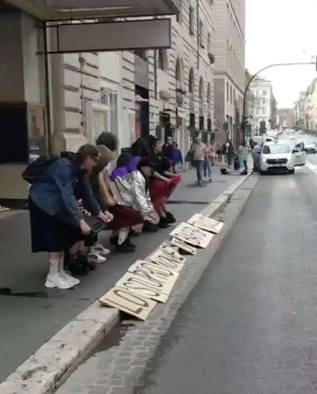 protesta del collettivo campo innocente contro luca barbareschi al teatro eliseo di roma   6