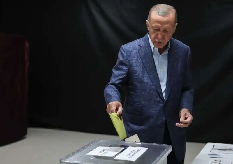 recep tayyip erdogan  al seggio elettorale 