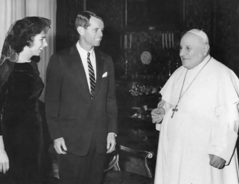 robert f kennedy e la moglie ethel con papa giovanni xxiii