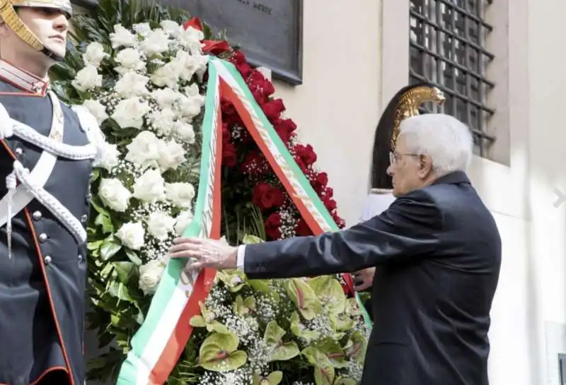 SERGIO MATTARELLA DEPONE CORONA DI FIORI SULLA LAPIDE DI ALDO MORO 2