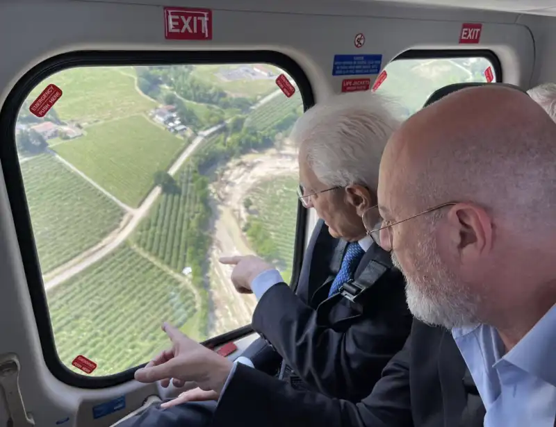 sergio mattarella visita le zone colpite dall alluvione in emilia romagna con stefano bonaccini