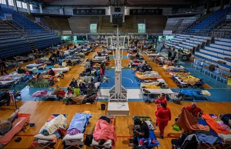 SFOLLATI NEI PALASPORT - MALTEMPO IN EMILIA ROMAGNA 