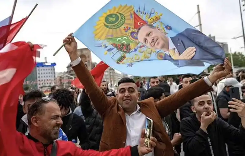 sostenitori di erdogan festeggiano 