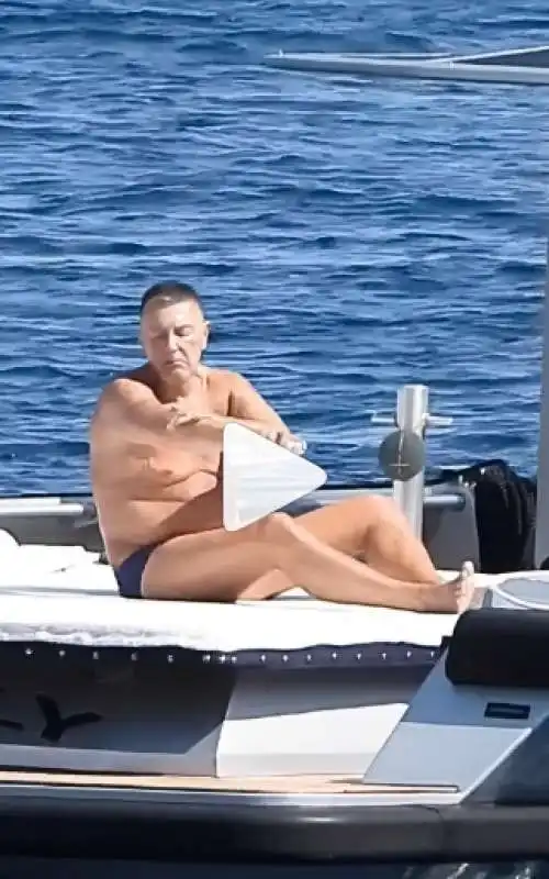 stefano gabbana in barca a largo di portofino 7