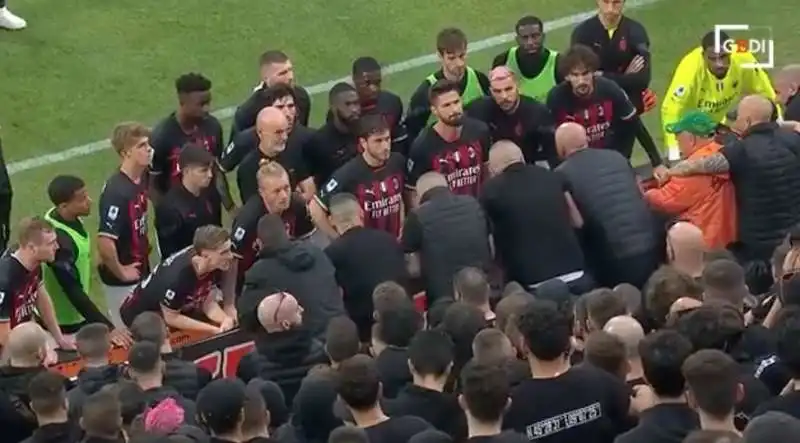 stefano pioli e i giocatori del milan a rapporto dai tifosi   4