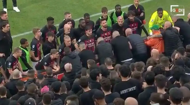 stefano pioli e i giocatori del milan a rapporto dai tifosi   5