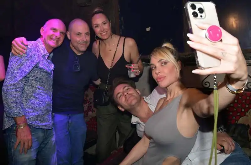 stefano serafini  ennio meloni slivia blasi il marito ivan e ilary blasi  foto di bacco