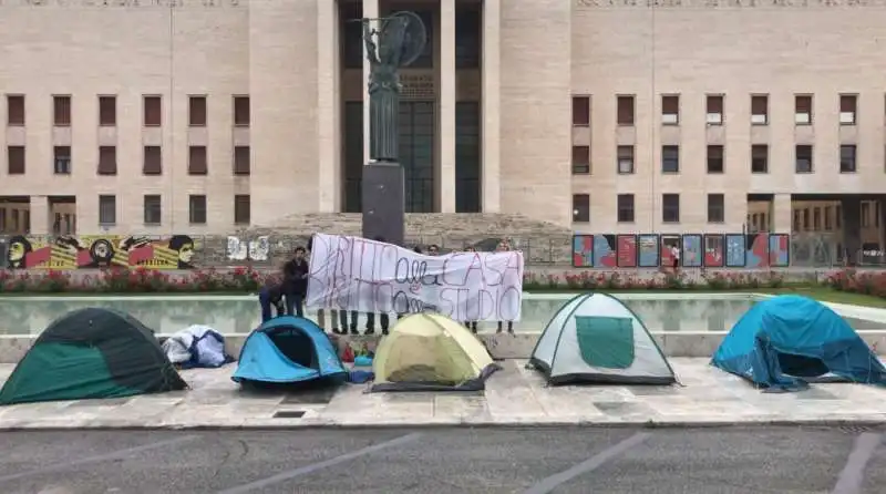 STUDENTI DORMONO IN TENDA DAVANTI ALL UNIVERSITA DELLA SAPIENZA. 