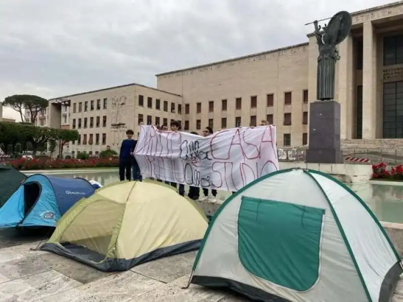 STUDENTI DORMONO IN TENDA DAVANTI ALL UNIVERSITA DELLA SAPIENZA. 