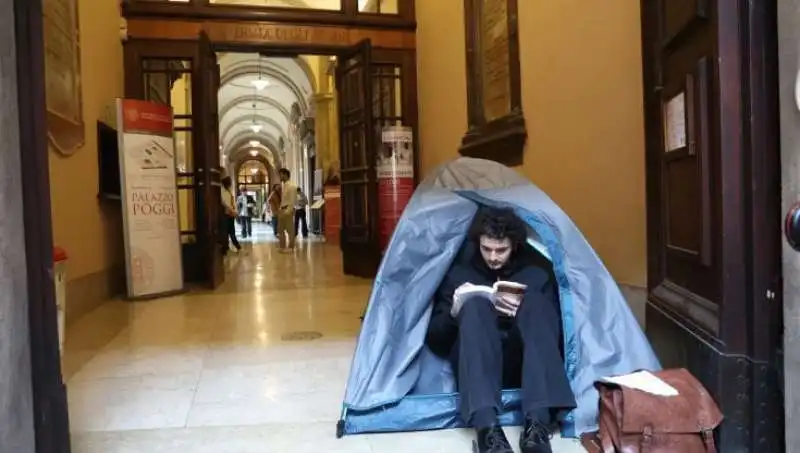 studenti in tenda all universita di bologna 4