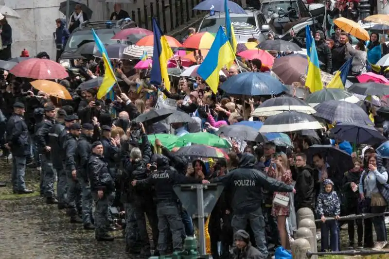 ucraini in piazza per zelensky a roma  