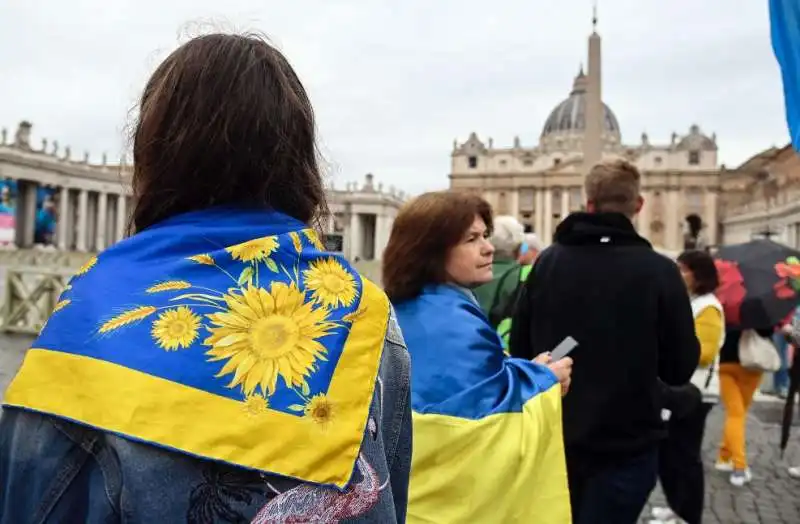 ucraini in piazza san pietro per volodymyr zelensky  