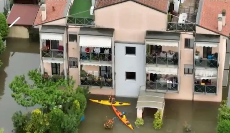 viveri consegnati in canoa in emilia romagna 8