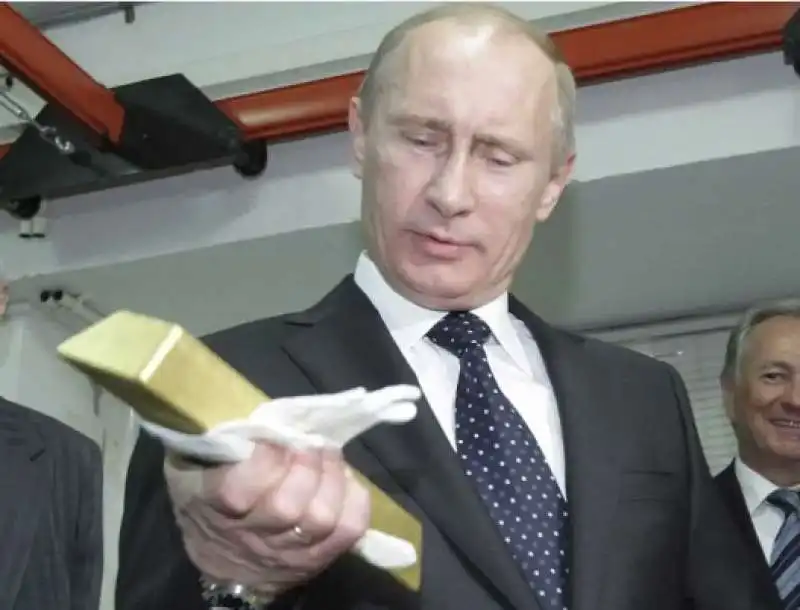 VLADIMIR PUTIN CON UN LINGOTTO D ORO