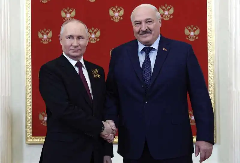 vladimir putin e aleksandr lukashenko il  9 maggio 2023 a mosca