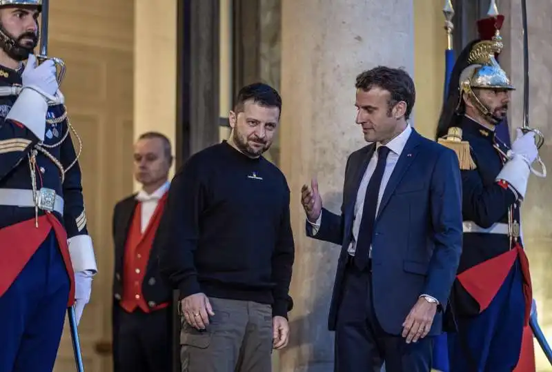 volodymyr zelensky con emmanuel macron a parigi   2