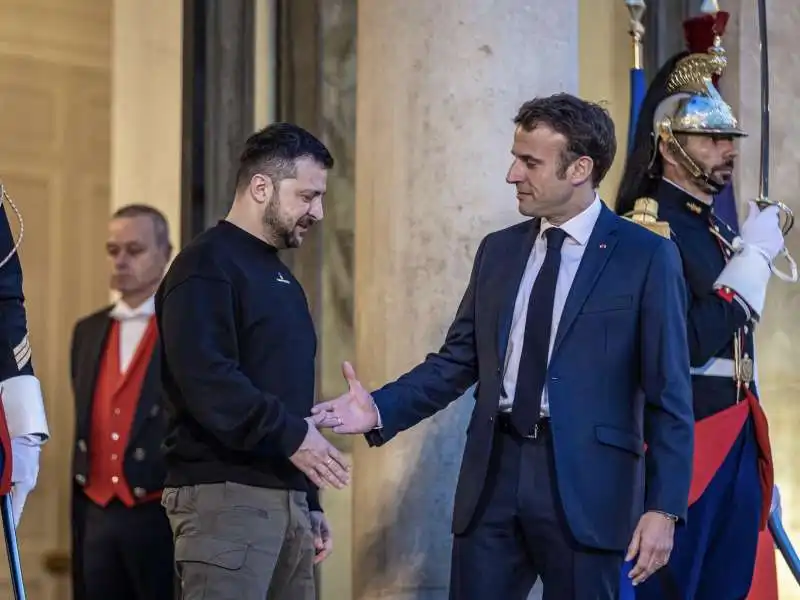 volodymyr zelensky con emmanuel macron a parigi   8