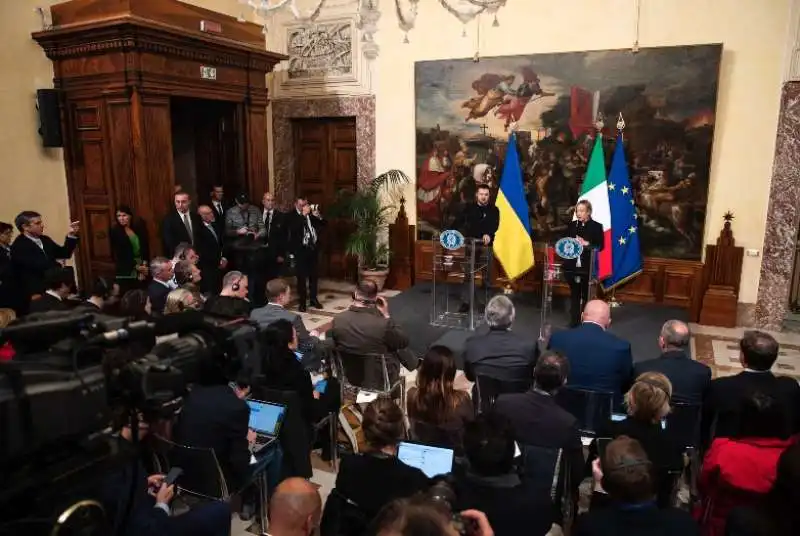 volodymyr zelensky e giorgia meloni in conferenza stampa a palazzo chigi 