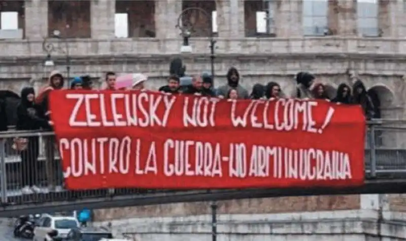 ZELENSKY NOT WELCOME - STRISCIONE  AL COLOSSEO 