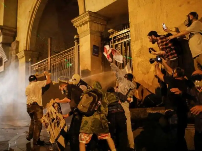 a tbilisi in georgia proteste contro la legge sugli agenti stranieri 