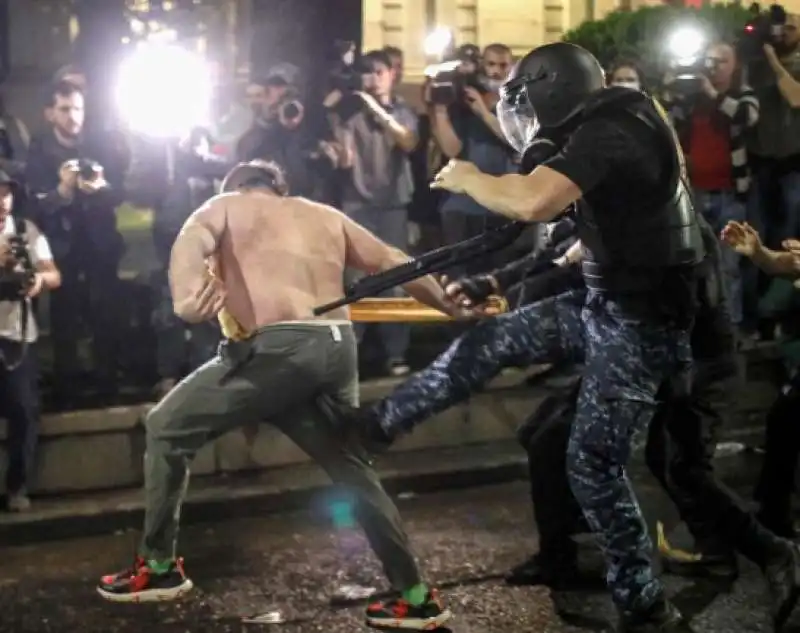 a tbilisi in georgia proteste contro la legge sugli agenti stranieri 